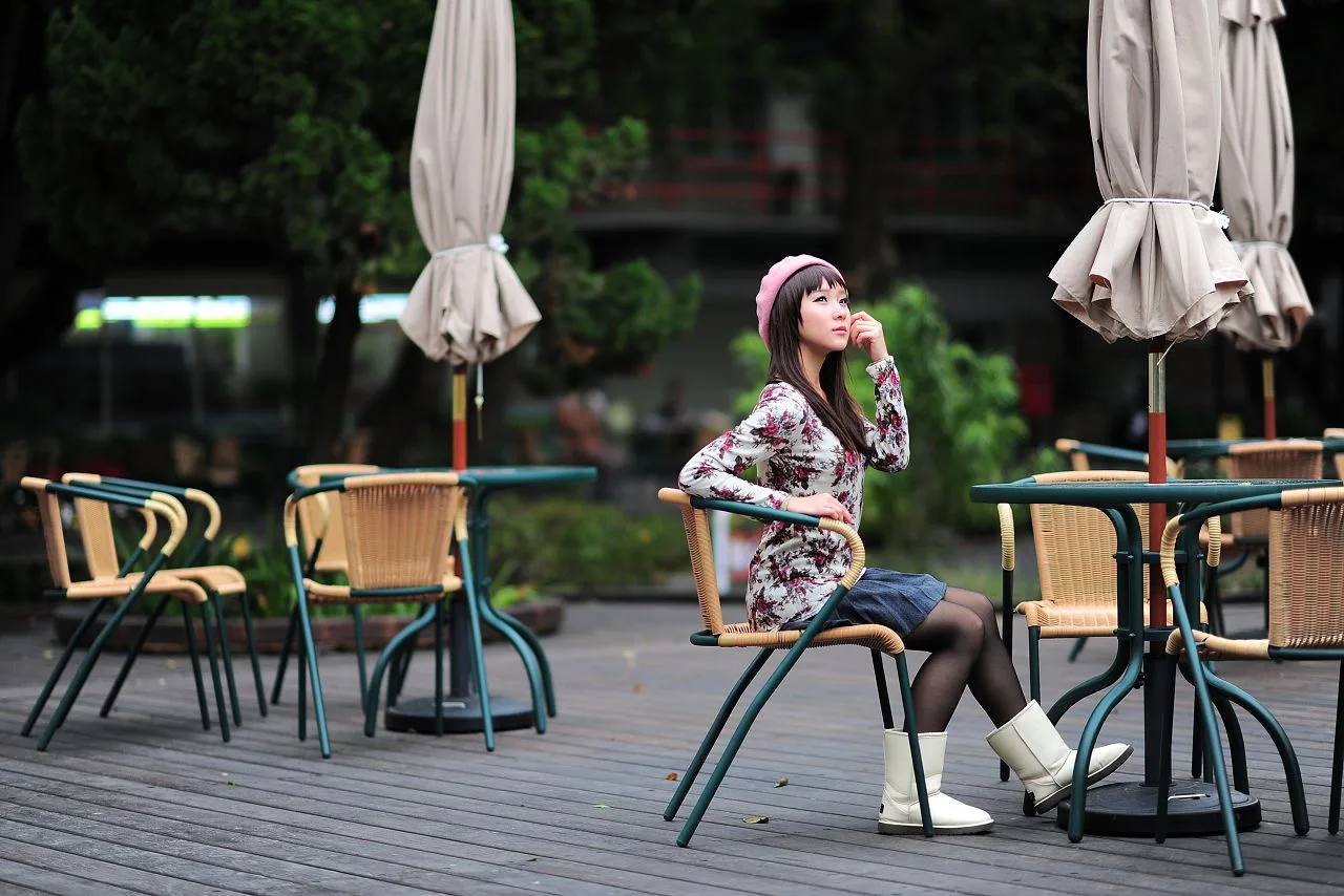 Buổi chụp ảnh vẻ đẹp ngoài trời - Vớ đen đời thực và một cô gái ngây thơ giống búp bê Barbie. - 4