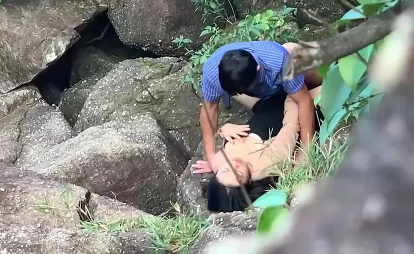 Clip: Đi du lịch với công ty mà em đồng nghiệp lén lút chịch bên bờ suối - Clip Hot Việt