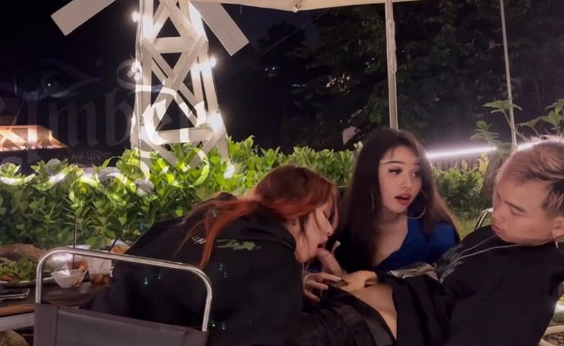 Clip: Ngồi cà phê chill chill được cả em người yêu và bạn thân thay nhau bú cu - Clip Hot Việt