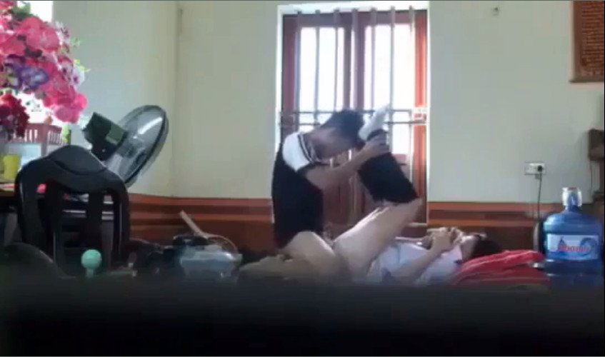 Clip: Em nữ sinh nằm xem điện thoại để mặc sức người yêu khám phá - Clip Hot Việt