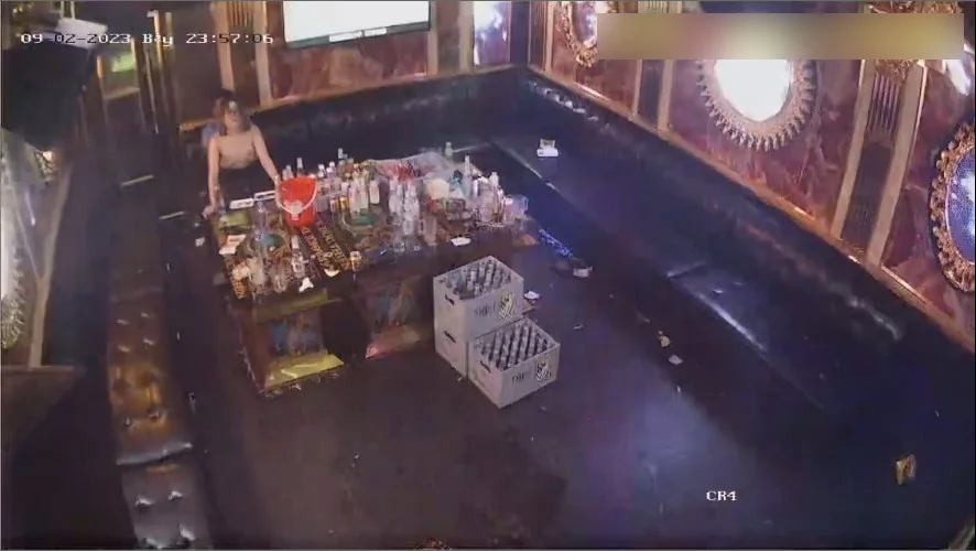 Clip: Hack camera nứng quá chơi luôn em tay vịn trong quán karaoke - Clip Hot Việt
