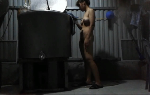 Chị hàng xóm tắm đêm. - Clip Hot Việt
