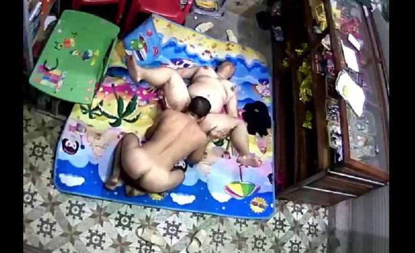 Clip: Hack camera vợ vú to siêu múp được chồng chăm sóc ngay tại cửa hàng tạp hóa - Clip Hot Việt