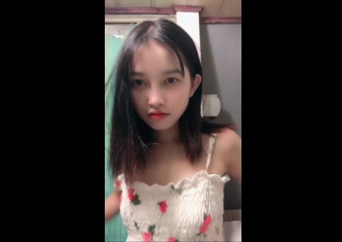 Gái Việt khoe vú mới nhú. - Clip Hot Việt