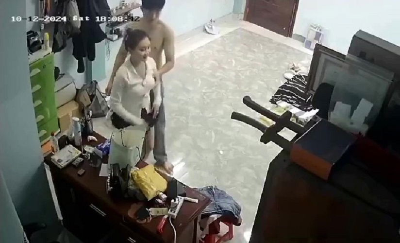 Clip: Chồng vắng nhà vợ trẻ được người tình tặng váy mới và làm luôn 1 nháy tại phòng ngủ - Clip Hot Việt
