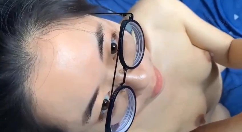Clip: Em gái kính cận nhẹ nhàng mút rồi ngậm nuốt hết tinh - Clip Hot Việt